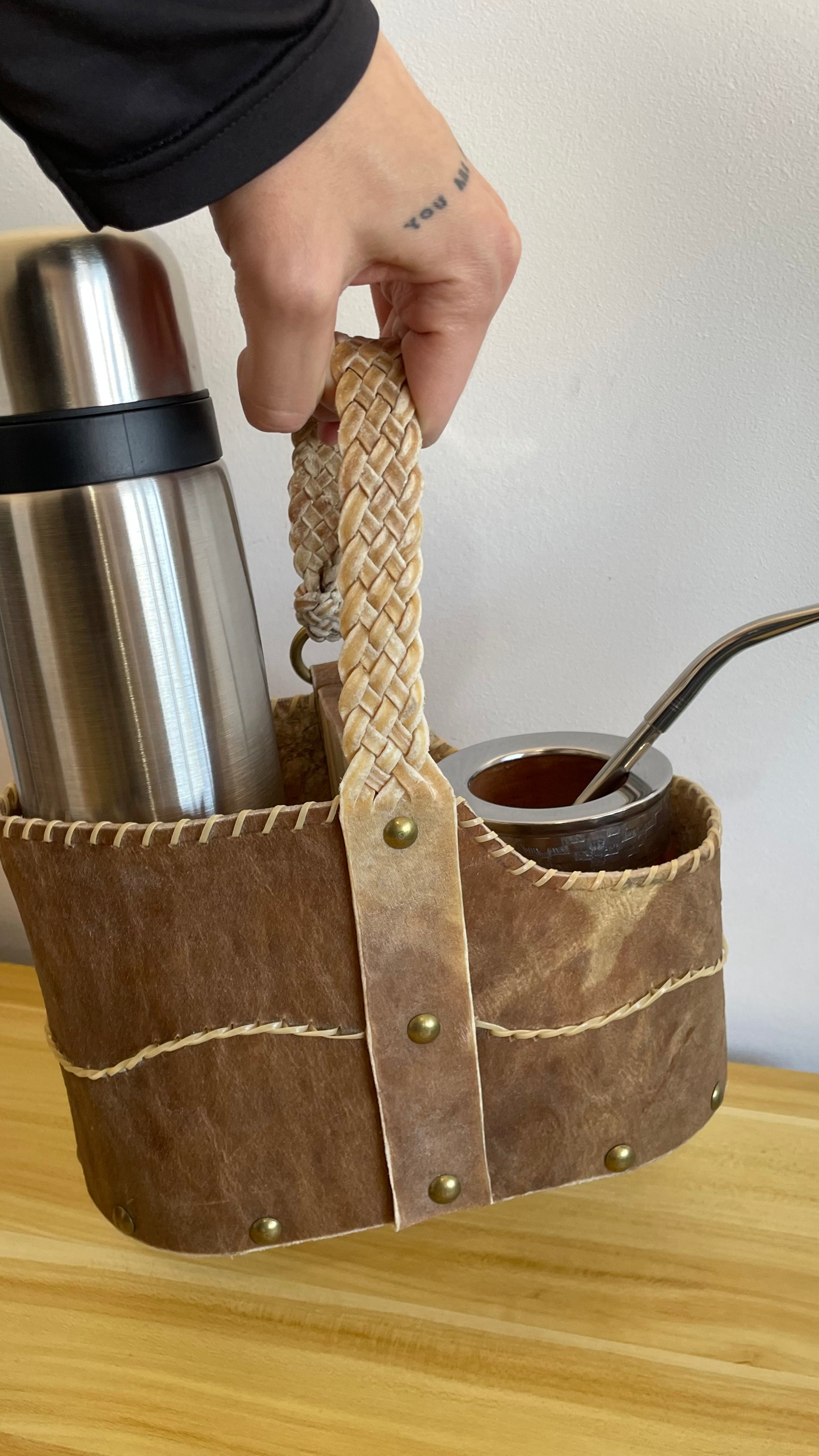 Matera de CUERO CRUDO con manija trenzada